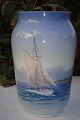 Kgl. vase 
Kongelig 
porcelæn. Royal 
Copenhagen vase 
 med sejlskib 
nr. 2842-3604. 
Højde 21 cm. 1. 
...
