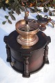 Large coffee 
mill made of 
wood with 
brass. Height 
32.5 cm. B  
17.5 x 17.5 cm. 
Well 
functioning.