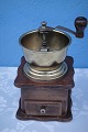 Large Coffee 
mill made of 
wood with 
brass. Well 
functioning.
