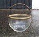 Smuk sukkerskål 
i klart glas 
med ciseleret 
messing hank.
Højde 7cm. 
Diameter 
11,5cm.