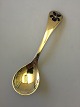 Georg Jensen 
Årsske 1977 i 
forgyldt 
Sterling Sølv. 
Måler 15 cm.