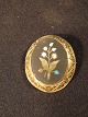 Broche.
Forgyldt.
Blomster motiv 
nedlagt i 
pietra dura 
maner.
Højde: 4 cm , 
Bredde: 3,5 ...