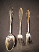 Delt Lilje ( 
P.c.L. Frigast 
Kbh). 
Tre tårnet 
Sølv.
Spiseske 
Længde: 21,5 
cm.
Middagsgaffel 
...