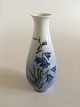 Royal 
Copenhagen Art 
Nouveau Vase 
med Blomster No 
2918/4055. 
Måler 19cm og 
er i perfekt 
stand.