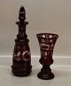 Bøhmisk Krystal 
rød vase og 
karaffel
Rød Pokalvase 
Krystal med 
skåret motiv 
21.5 cm kr 675
Rød ...