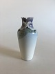 Rørstrand Art 
nouveau vase af 
Astrid Ewerlöf. 
Måler 17,5cm, 
gennembrudt, 
har skår på 
toppen.