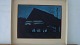 Ubekendt 
kunstner (20 
årh):
Hus i blå 
skumring 1958.
Pastel mv på 
papir.
Sign.: 
Utydelig ...