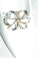 Dansk sølv, 
Sterling sølv 
925 s. Pæn 
broche fra N.E. 
From A/s 
Nakskov. Højde 
3,5 X 4,5cm. 
Fin stand.