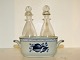 Aluminia 
Tranquebar, 
olie- og 
eddikeflaske i 
holder.
Dekorationsnummer 
11/1804.
1. ...