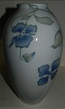 Art Nouveau 
vase med 
blomsterdekoration 
samt bladværk i 
relief. 
Ubekendt 
porcelænsfabrikant 
...