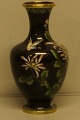 Cloisonne vase 
af emaljeret 
metal. 2 stk. 
haves. 19 cm. 
høj. I god 
stand, bule.