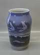 Royal 
Copenhagen 
1955-1217 RC 
Vase with swans 
in flight 26 cm 
In mint and 
nice condition
