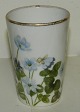Vase i porcelæn med blomsterdekoration fra Porsgrund