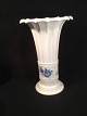 Blå Blomst 
kantet.
Stor Hetsch 
vase
Royal 
Copenhagen RC 
nr. 10/8569 
1. sortering.
Højde:  ...