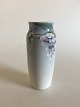 Rørstrand Art 
nouveau vase af 
Astrid Ewerlöf. 
Måler 19,8cm og 
har en 
reparation på 
kanten.