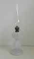 Smuk petroliums 
lampe af hvidt 
opalineglas.
Højde incl. 
brændeglas 
49cm.