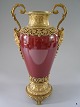 Fransk 1800 
tals Pragtvase 
i 
okseblodsfarvet 
porcelæn
og forgyldt 
bronze H:64cm.