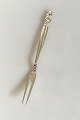 Georg Jensen 
Sterling Sølv 
Konge 
Pålægsgaffel No 
144. Måler 16,7 
cm. Design 
Johan Rohde.
