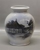 Kgl.  fra  
Royal 
Copenhagen 4588 
Kgl. Vase 23 cm 
H. C. Andersens 
hus I hel og 
fin stand
