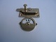 Toilet plate in 
brass, Denmark 
approx. 1920.
9cm. long, 
5cm. high and 
the diameter of 
free / ...