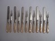 6 person 
cutlery in 
stain and with 
pearl handles, 
England approx. 
1880.
Fork length is 
17cm. ...