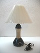 Bordlampe i 
keremik 
fremstillet ca. 
1930. Renoveret 
og ny brun 
stofledning. 
Højde ca. 48 cm 
uden ...