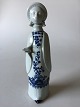 Royal 
Copenhagen 
Georg Thylstrup 
Figur af ung 
dame No 1637. 
Måler 22cm og 
er i perfekt 
stand.