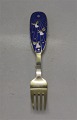 Anton Michelsen 
Julegaffel 1953 
Englene bebuder 
Forgyldt sølv 
med 
emaljedekoration.
 Design: ...