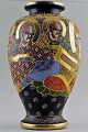 Stor japansk 
Satsuma fajance 
vase. Dekoreret 
med mænd og 
kvinde i 
profil. I 
perfekt stand. 
34 ...