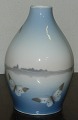Vase i porcelæn 
fra Royal 
Copenhagen. 
Fremstillet 
mellem 
1900-1923. 
Dekoreret ved 
søbred med ...