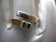 Design ring i 
sterling sølv 
og guld med 
0,01 ct. 
Brilliant 
Wesselton 
indfattet. 
Fremstillet af 
...