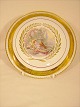 Kongeligt 
Porcelæn. 
Tallerken med 
romantisk motiv 
og guldkant
