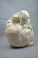 Stor og flot 
figur i 
glaseret 
keramik af 
legende 
isbjørne 
udarbejdet af 
Herman A. 
Kähler i ...