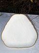 Aakjær Bing & 
Grøndahl 
porcelæn. B&G 
Aakjær med bred 
guldkant, 
trekantet fad 
nr. 40. Længde 
23,5 ...