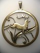 Medaljon i 
s&oslash;lv, 
med springende 
hjort, Denmark, 
stemplet.: CKH. 
830 s. Med 
vedh&aelig;ng. 
...