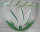 Glasbowle, 
Kosta Boda, 
Sverige, 
1960'erne. 
Matteret, 
håndmalet med 
tulipaner 
i grønt og 
hvidt. ...