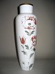 Tysk opaline 
vase med 
bemalinger, 
hvid. Bemalet 
med tulipaner 
og guldkant. 
Omkring 1900. 
Slidt ...