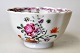 Lille 
sk&aring;l, 
Kina, med 
b&oslash;lget 
kant. Dekoreret 
med blomster i 
polykrome 
emaljefarver. 
...