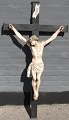 Kristusfigur, 
Kristus 
p&aring; 
korset, 19. 
&aring;rh. Kors 
i bemalet sort 
tr&aelig;. 
Figur i ...