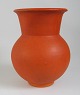 Herman A. 
Kähler vase, 
orange 
uranglasur, 
1930'erne, 
Signeret HAK og 
med mærkat. H.: 
20 cm.