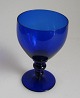 Coboltblå glas, 
rund fod, 
profileret 
stamme og 
kumme, 20. årh. 
Højde.: 10 cm. 
Pt.: 6 stk.
