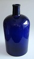 Petroleums 
flaske, cobolt 
blå glas, 
Danmark, o. 
1900. H.: 35 
cm.