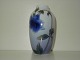 Kongelig Vase 
med Blå Blomst
dek. nr. 
1910/239
1. sortering
måler 13,5 cm. 

Perfekt ...