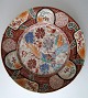 Imari 
tallerken, 
Kina, 19. årh. 
Polykrom 
dekoration med 
påfugl ved 
vandløb. 
Signeret. Dia.: 
21,5 ...