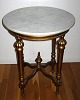 Fransk forgyldt 
bord med lys 
marmorplade, 
19. årh. 
Drejede ben med 
dekoratiner. 
Kantdekoration. 
...