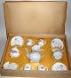 Dukke stel i 
porcelæn, 
Tyskland, o. 
1920, bestående 
af kande, 
sukker/flødeog 
4 kopper med 
...