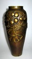 Japansk vase i bronze, o. 1900, dekoreret med blade og frugter fra Tempeltræet (Ginkgo biloba). ...