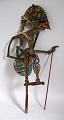 Wayang kulit 
skyggedukke, 
Indonesien, 19. 
årh. Bemalet 
bøffel læder. 
H.: 56 cm. 
Proveniens: ...