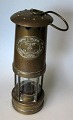 Minelampe i 
messing, 
England 19. 
årh. Stemplet.: 
E. Thomas & 
*Williams LtD. 
Makers Aberdare 
...