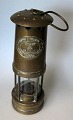 Minelampe i 
messing, 
Wales,19. 
&aring;rh. 
Stemplet: E. 
Thomas &amp; 
*Williams LtD. 
Makers ...